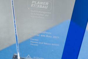 Pokal QualitätsPreis Planer am Bau 2021 - Fischer Planen und Bauen, Feucht